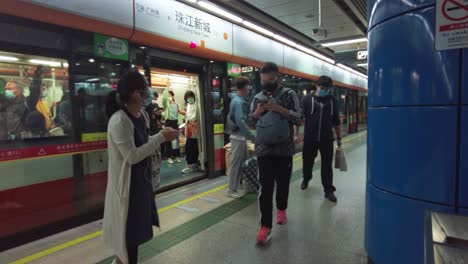 Personas-Caminando-Dentro-De-La-Estación-De-Metro-Con-Máscaras-Durante-La-Pandemia-De-Covid-19