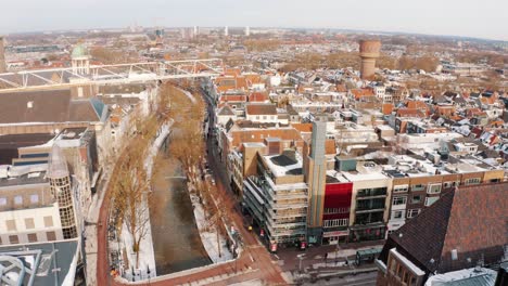 Pedestal-Aéreo-Hacia-Abajo-Inclinado-Hacia-Arriba-Vista-A-Través-De-Los-Tejados-De-Invierno-En-Utrecht