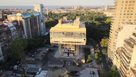 Bajada-Aérea-En-La-Biblioteca-Nacional-De-Estilo-Brutalista-De-Buenos-Aires-Al-Atardecer-Rodeada-De-Edificios-Y-árboles