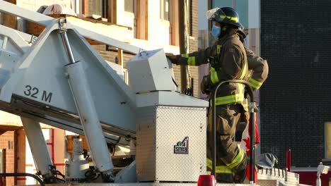 Feuerwehrmänner-Bedienen-Während-Einer-Rettung-Die-Leiter-Eines-Feuerwehrautos