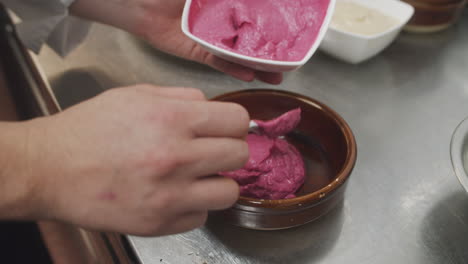 El-Chef-Prepara-Un-Plato-De-Entrada-Mediterráneo