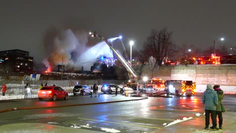 Enorme-Incendio-En-Una-Casa-En-Toronto-Combatido-Por-Bomberos-Rociando-Agua-Desde-Una-Escalera-Aérea