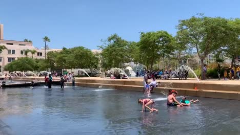 Familias-Y-Niños-Disfrutando-Del-Verano-En-El-Parque-Frente-Al-Mar-De-San-Diego