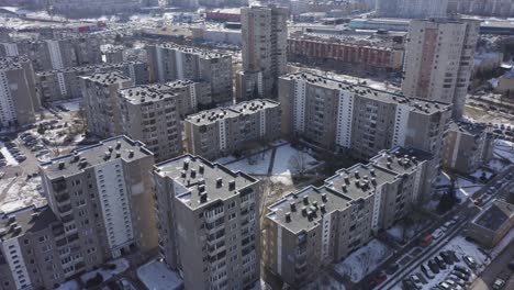 Panorámica-Aérea-De-Los-Edificios-De-Gran-Altura-Del-Centro-De-La-Unión-Soviética-En-El-Distrito-De-Vilnius-Fabijoniskes