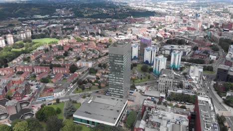 Die-University-Of-Sheffield,-Der-Arts-Tower-Vom-Weston-Park-Mit-Der-Stadt-Sheffield-Im-Hintergrund,-Sonniger-Sommertag,-Der-Von-Links-Nach-Rechts-Kreist,-Breite-4K-30fps