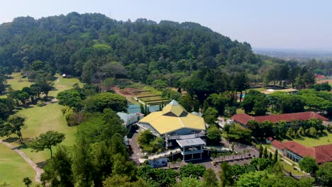 Vista-Aérea-Del-Centro-De-Convenciones-Por-El-Monte-Tidar-En-Magelang,-Indonesia