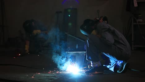 Elektrisches-Radschleifen-Auf-Stahlkonstruktion-In-Der-Fabrik