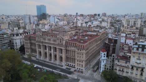 Toma-Aérea-Del-Palacio-De-Justicia-De-Buenos-Aires-En-Un-Día-Nublado