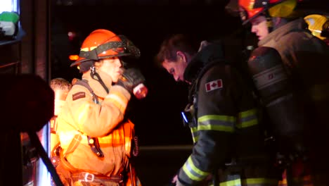 Bombero-Canadiense-Con-Botella-De-Oxígeno-Después-De-Una-Operación-De-Emergencia