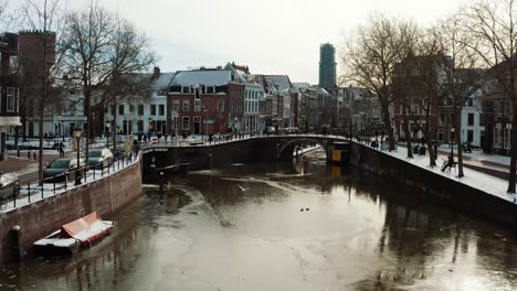 Vista-Aérea-Sobre-Los-Canales-Nevados-De-Utrecht-Durante-El-Invierno