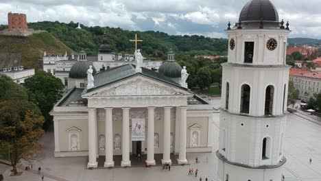 Aerial-shot-of-main-facade-and-tower-of-Vilna´s-Cathedral,-Lithuania