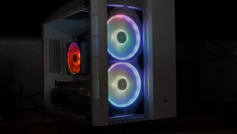 Un-Lapso-De-Tiempo-De-Una-Computadora-Después-De-Una-Construcción-Casera-Con-Luces-Rgb