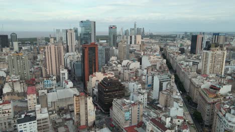 Toma-Aérea-De-Establecimiento-Del-Distrito-Del-Centro-De-La-Ciudad-De-Buenos-Aires-Durante-El-Día