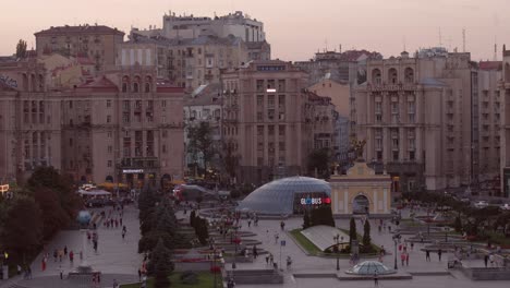 Crepúsculo-Elevado-Tiro-Medio-De-La-Plaza-De-La-Independencia-En-Kiev