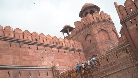 Trabajadores-Que-Reparan-La-Antigua-Muralla-Del-Famoso-Destino-Turístico-Del-Fuerte-Rojo-En-Nueva-Delhi,-India,-Asia,-Plano-Amplio-En-ángulo