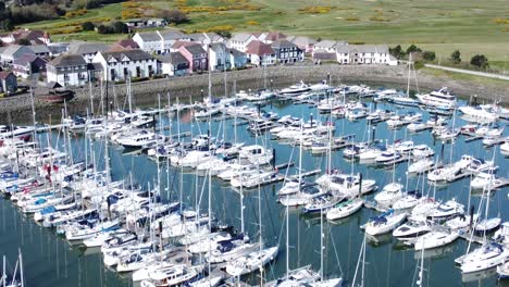 Fliegen-über-Luxusyachten-Und-Segelbooten,-Reflexionen-über-Den-Sonnigen-Conwy-Marina,-Luftaufnahme-Aus-Der-Vogelperspektive,-Aufstieg-Nach-Vorne