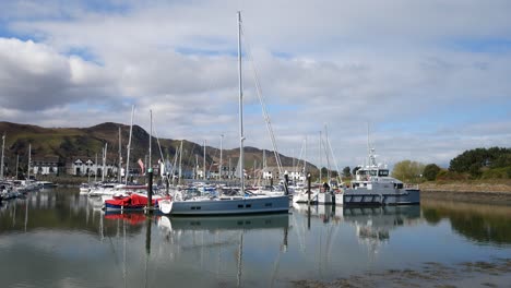 Offizielle-Fischereiboote-Und-Yachten-Liegen-Im-Sonnigen-Luxus-Marina-Von-Conwy-Im-Norden-Von-Wales