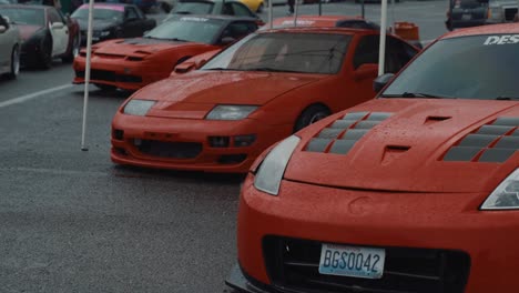 Coches-De-Deriva-Nissan-Rojos,-Presentados-En-El-Salón-Del-Automóvil,-Cámara-Lenta