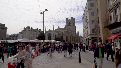 Busy-street-Market-on-a-sunny-day-in-Cambridge,-Cambridgeshire,-UK