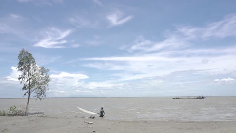 Weitwinkelaufnahme-Eines-Fischers-Beim-Angeln-In-Einem-Fluss-In-Bangladesch