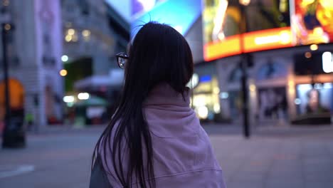 Mujer-Joven-Vista-Desde-Atrás-En-Picadilly-Circus,-Londres,-Cerrar-Cámara-Lenta