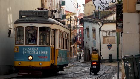 Eine-Traditionelle-Straßenbahn-Fährt-Durch-Eine-Enge-Straße-In-Lissabon,-Portugal