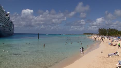 Strand-In-Grand-Turk