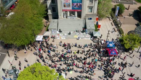 Manifestantes-Antivacunas-Ocupan-La-Galería-De-Arte-De-Vancouver,-Disparo-De-Drone-Uhd