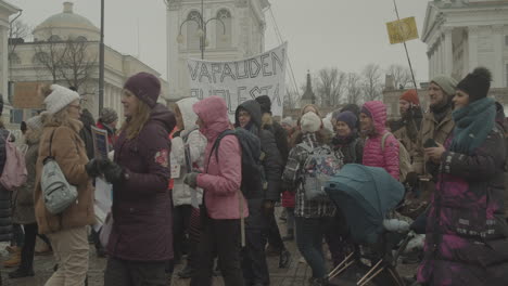 Gran-Multitud-De-Manifestantes-Caminan-Durante-Una-Protesta-Pacífica-En-Un-Frío-Día-De-Invierno