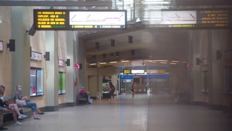 Menschen-Warten-In-Der-U-Bahn-Station-Auf-Die-Ankunft-Des-U-Bahn-Zugs-In-Brüssel,-Belgien,-Am-U-Bahnhof-Bruxelles-Schuman-Während-Der-Covid-Pandemie-Im-Jahr-2020