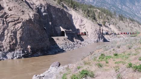 Tren-De-Carga-Cp-Entra-En-Una-Serie-De-Túneles-En-El-Cañón-Del-Río-Thompson