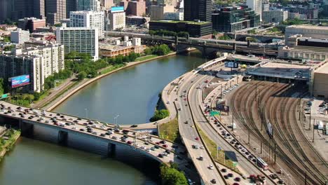 Vista-Aérea-De-La-Autopista-Interestatal-676,-El-Puente-Sobre-El-Río-Schuylkill,-Los-Ferrocarriles-Y-La-Estación-De-La-Calle-30