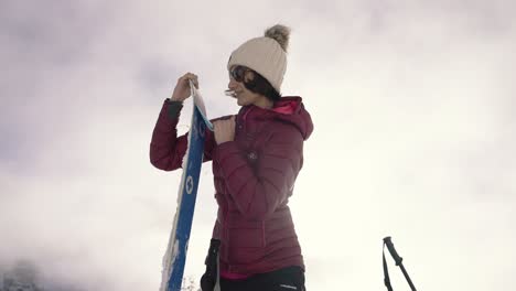 Aufgeregte-Junge-Frau-Reißt-Den-Schutz-Auf-Einem-Brandneuen-Ski-Ab