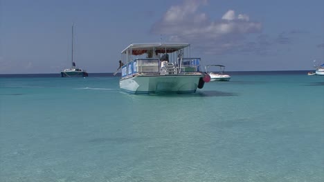 Pequeños-Botes-En-Las-Aguas-Turquesas-De-La-Isla-Gran-Turca