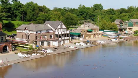 Malerischer-Flussufer-Mit-Historischen-Bootshäusern-Und-Dem-Fairmount-Ruderverein