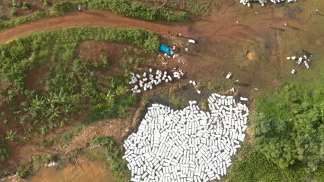 Luftaufnahme-Einer-Holzkohleindustrie-Aus-Der-Vogelperspektive,-Die-Am-Ufer-Des-Victoriasees-Wasser-Aufsaugt-Und-Das-Wasser-In-Afrika-Verschmutzt