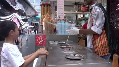 El-Heladero-Turco-Trollea-A-Los-Niños-Con-Sus-Trucos-En-El-Bukit-Bintang-De-Kuala-Lumpur