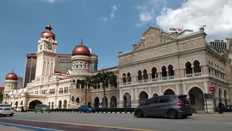 Zeitraffer-Des-Merdeka-Verkehrs-In-Der-Ebene-Mit-Dem-Sultan-Abdul-Samad-Gebäude-Am-Merdeka-Platz-Mit-Strahlend-Blauem-Himmel