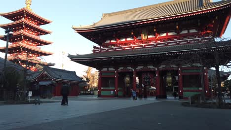 Tokio,-Japón:-Vista-Del-Paisaje-En-Cámara-Lenta-En-El-Templo-Japonés-Sensoji-En-El-área-De-Asakusa-Temprano-En-La-Mañana