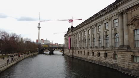 Zeitraffer-Des-Bode-Museums-An-Der-Spree-Auf-Der-Museumsinsel-In-Berlin