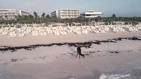 Paar-Am-Strand-Spazieren