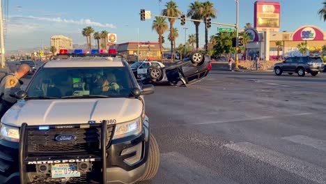 Vehículo-Policial-Tirando-Hacia-Un-Accidente-De-Vuelco