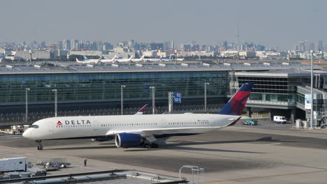 Larga-Distancia-Delta-Airbus-A350,-Llegando-A-La-Puerta-Del-Aeropuerto-De-Haneda-En-Tokio