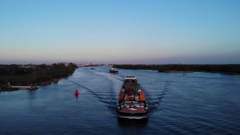 Containerfrachtschiff,-Das-Auf-Einem-Fluss-Segelt