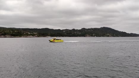 Ambulancia-Express-boat-Rygervakt-Navegando-A-Alta-Velocidad-A-Través-Del-Fiordo-Noruego-En-Una-Misión-De-Rescate-En-Un-Día-Nublado