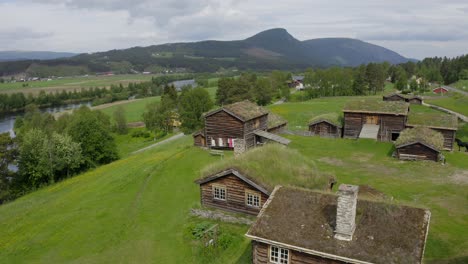 Vista-Aérea-De-Las-Tradicionales-Cabañas-Noruegas-Y-La-Granja-Tiene-Techos-Verdes-En-La-Ciudad-De-Tynset-En-Noruega-El-25-De-Junio-De-2021