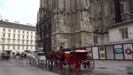 Weite-Ansicht-Typischer-Fiaker-Pferdekutschen-In-Wien,-Österreich