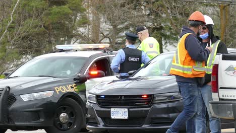 Road-assistance-and-police-working-together,-under-cover-cop