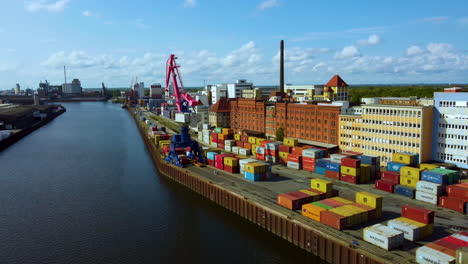 Grúa-Portuaria-Y-Contenedores-De-Carga-Por-El-Río-Weser-En-Bremen,-Alemania