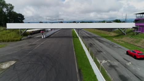 Roter-Rennwagen-Auf-Dem-Autodrom-An-Einem-Sonnigen-Tag